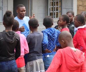 Teddy Omondi im Gespräch mit Kindern