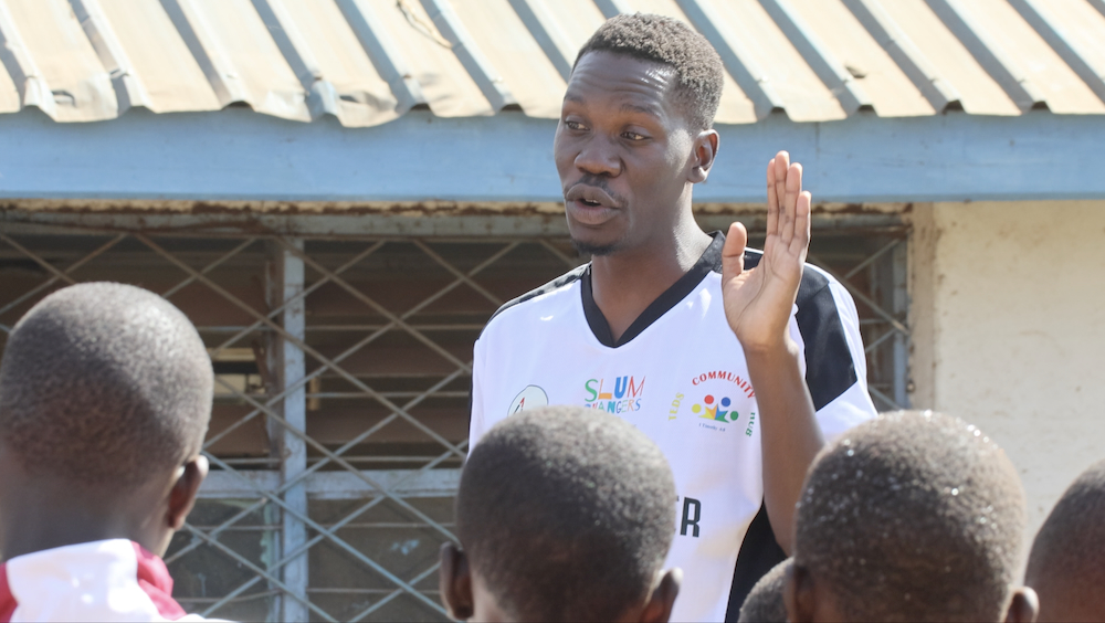 Teddy Omondi beim Fußball-Training – viele Projekte gehören daneben auch noch zu seiner Arbeit