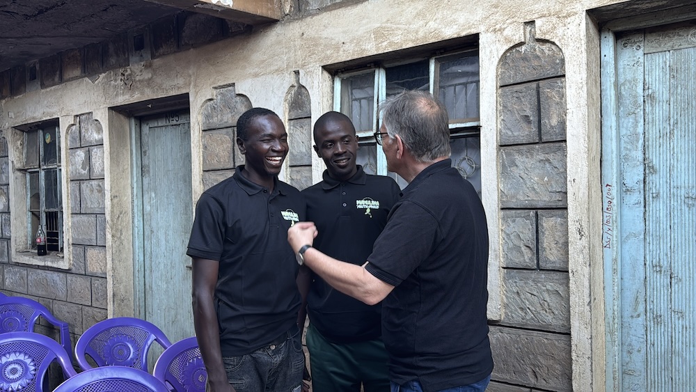 Thomas Schwarz mit Leon und Gibbs von der Wakulima Youth Group (vrnl).
