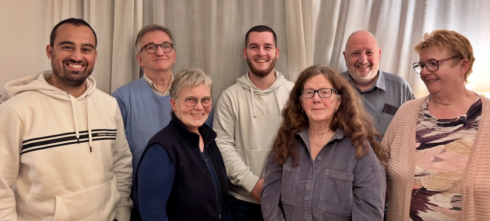 Mitglieder der Gründungsversammlung des Vereins "SlumChangers" auf einem Gruppenfoto