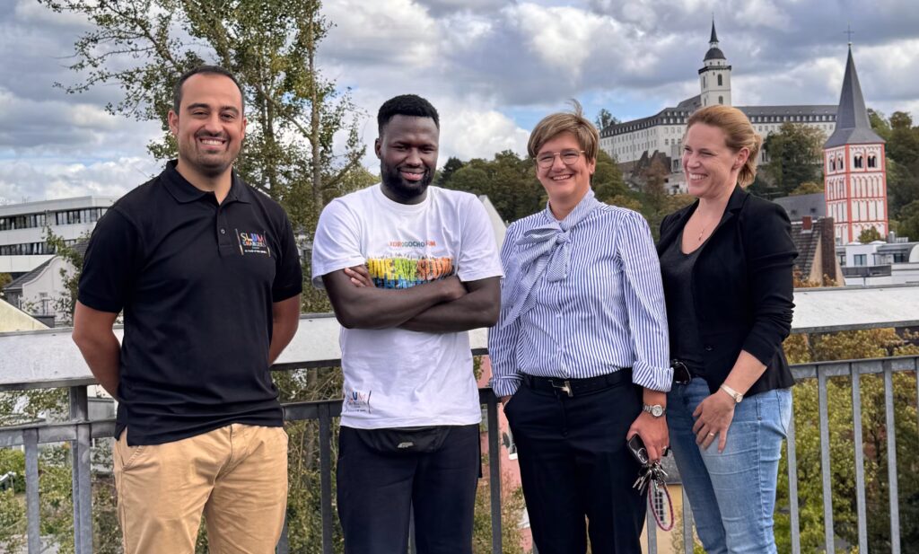 Allan Otieno (2.v.r) mit Sabine Trautwein, Meike Jansen und Zardost Calisdirmak in Siegburg